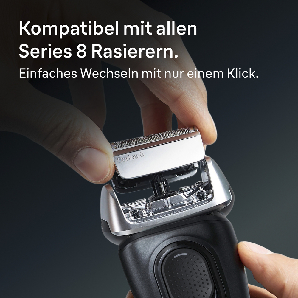 Eine Hand hält einen silbernen und schwarzen Elektrorasierer. Der Rasiererkopf wird geöffnet. Text: kompatibel mit Series 8.