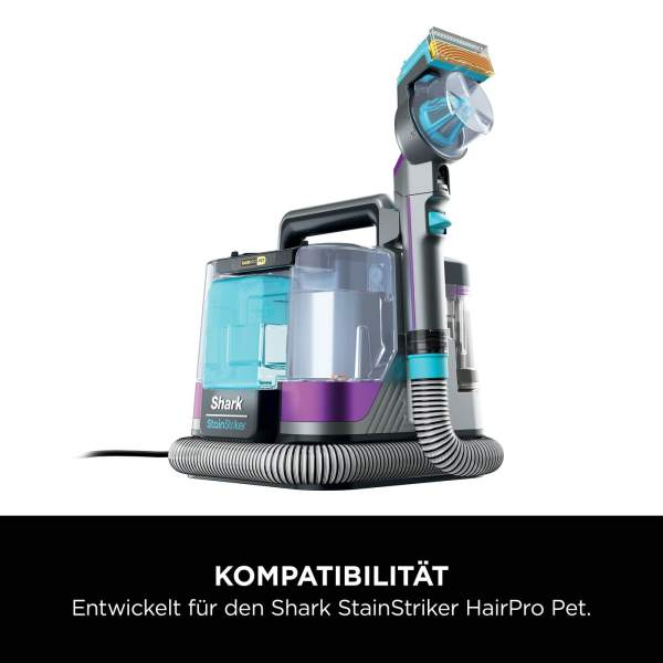 Ein Shark StainStriker Staubsauger, hauptsächlich grau, lila und blau, steht auf weißem Grund. Der Staubsauger hat einen Griff und einen Schlauch.