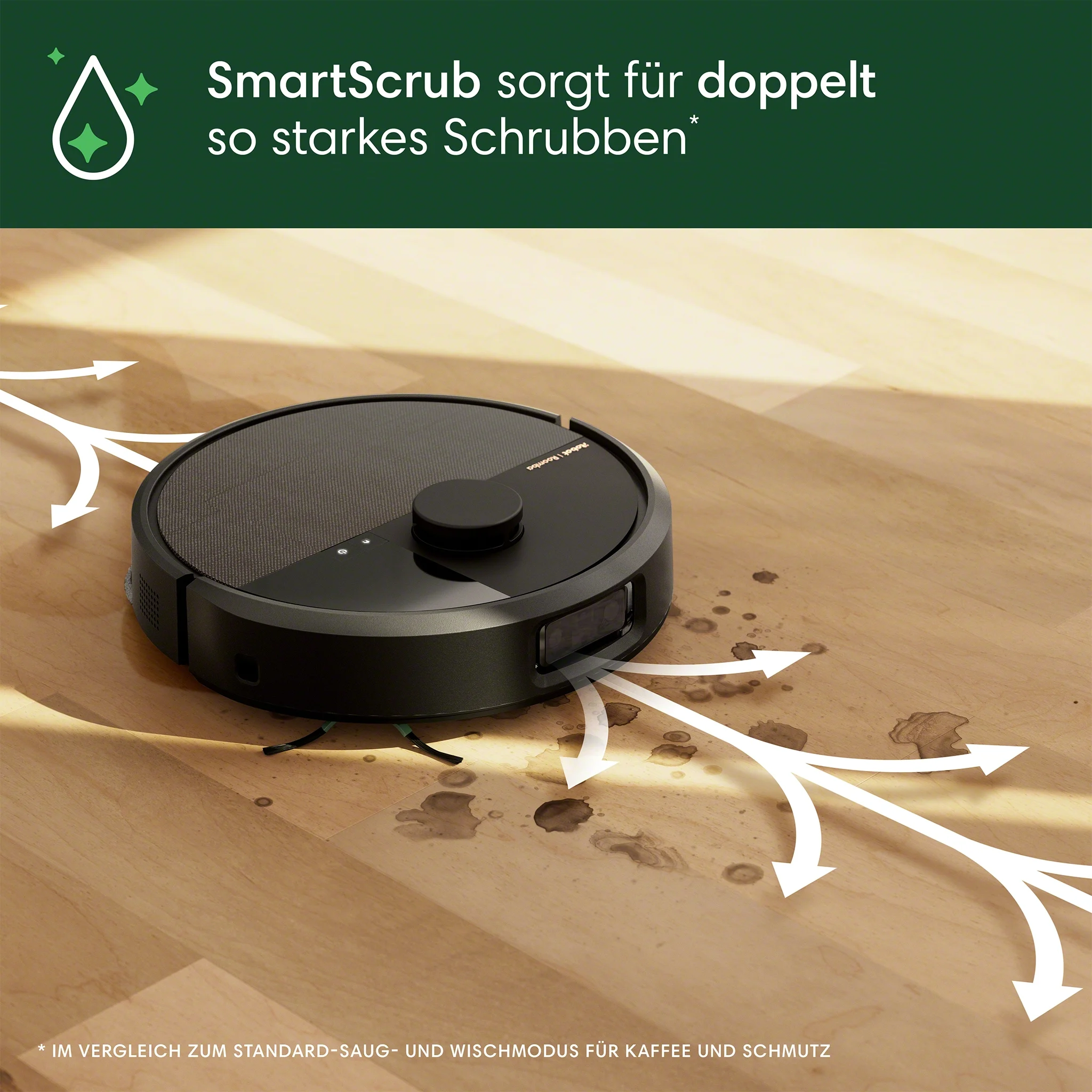 Ein schwarzer Roboter-Staubsauger auf Holzboden. Weiße Pfeile zeigen die Reinigungsrichtung. Kaffeespritzer sind sichtbar.