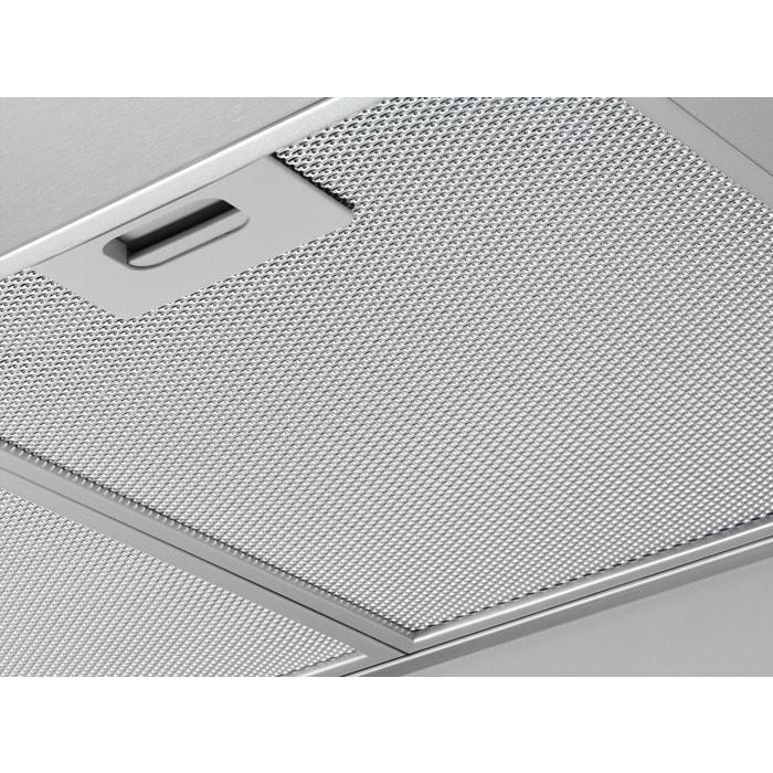 Nahaufnahme eines silbernen Dunstabzugsfilter. Es hat ein Metallgitter, einen kleinen Griff und eine rechteckige Form.