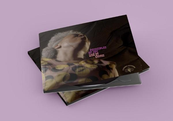 Albumcover mit Frau im Profil, Blick nach oben, lila Text auf dunklem Hintergrund.