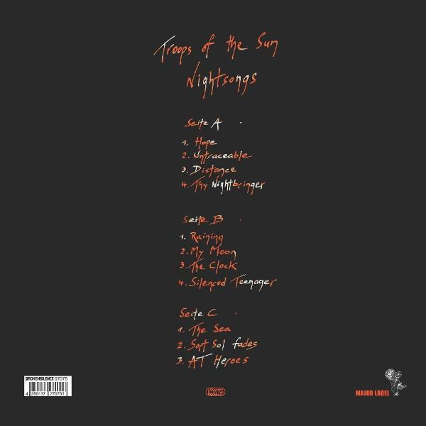 Rückseite eines Albums mit Songtiteln in orangefarbener Handschrift auf grauem Hintergrund.