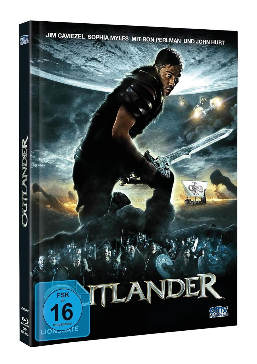 Filmcover. Ein Mann mit einem Schwert steht über einer Menge. Titel: Outlander. Schauspieler: Jim Caviezel, Sophia Myles. Ein Schiff segelt am Himmel.
