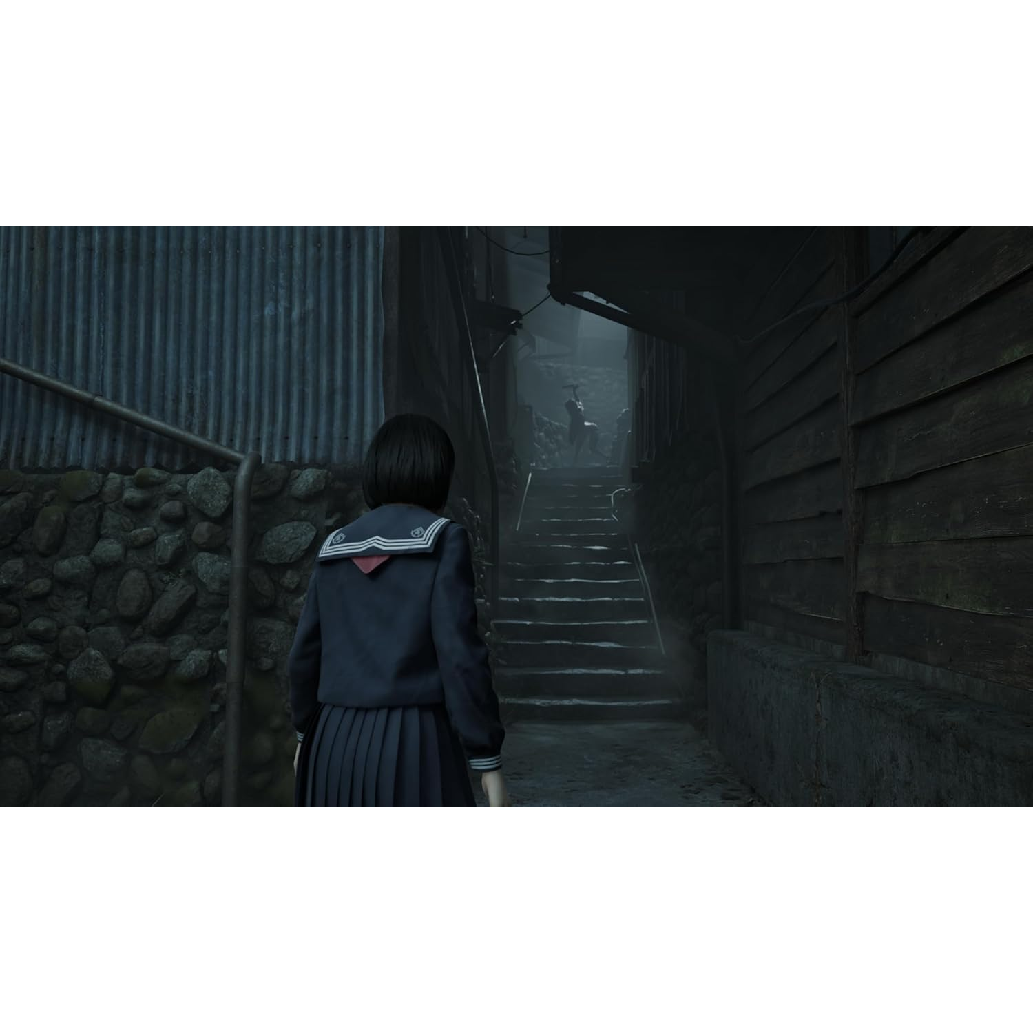 Une fille en uniforme scolaire se tient dans une ruelle sombre. Une silhouette est en haut des escaliers. Des bâtiments sont des deux côtés.