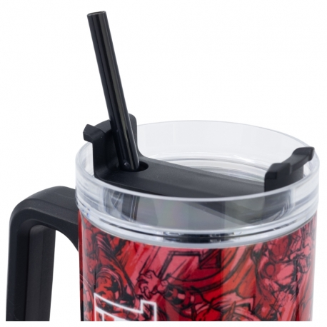 Primer plano de un vaso rojo y negro con pajita. El vaso tiene asa y tapa transparente con abertura.