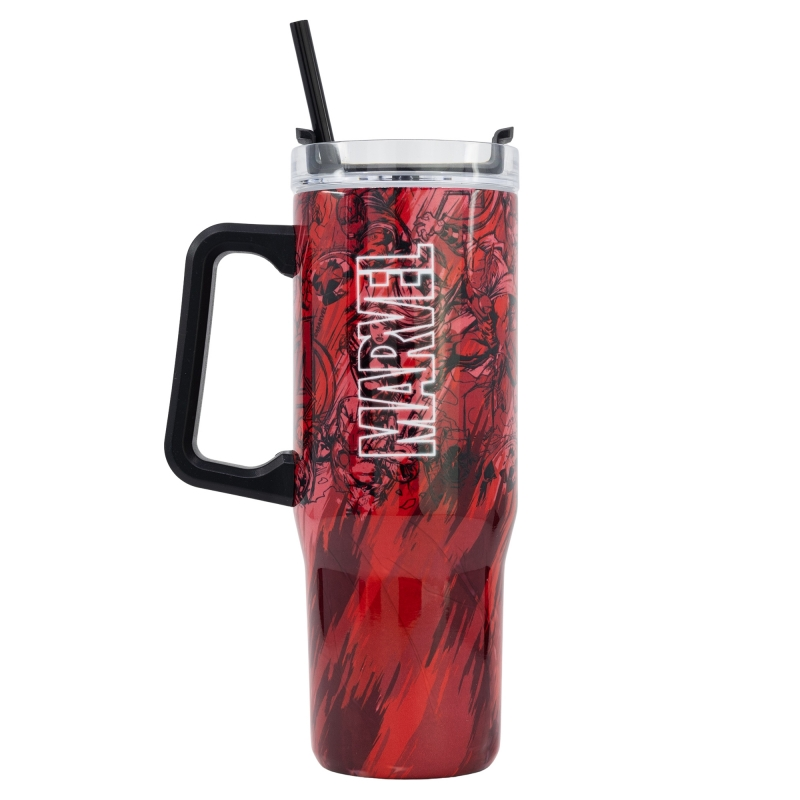 Un vaso rojo de Marvel con asa, pajita y tapa negras. El vaso tiene el logo de Marvel y diseños de personajes.