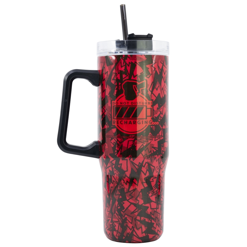 Un vaso rojo con un patrón de rayos negros tiene asa, tapa y pajita. Tiene las palabras "Do Not Disturb" y "Recharging".