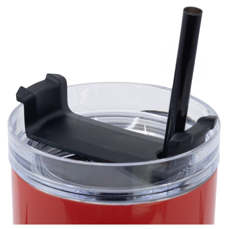 Un vaso rojo con tapa y pajita negras. La tapa está abierta y la pajita está dentro. El vaso está sobre un fondo blanco.