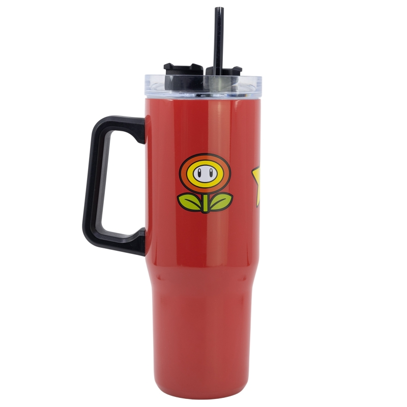 Un vaso rojo con una flor de Mario. Tiene un asa, tapa y pajita negras. El fondo es blanco.