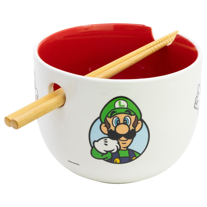 Un cuenco blanco con interior rojo, con un gráfico de Luigi. Palillos de bambú descansan en el borde. El cuenco tiene una ranura para palillos.