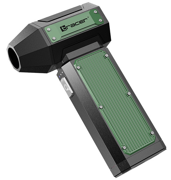 Czarno-zielona latarka z marką 'Tracer'. Ma cylindryczną głowicę i prostokątny korpus.