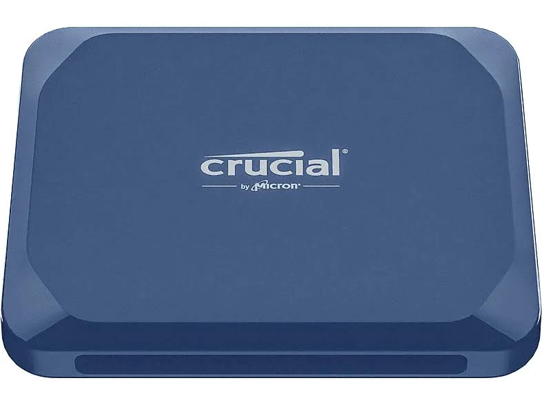 Un disco duro externo Crucial azul. La marca es blanca. La unidad es rectangular con esquinas redondeadas.