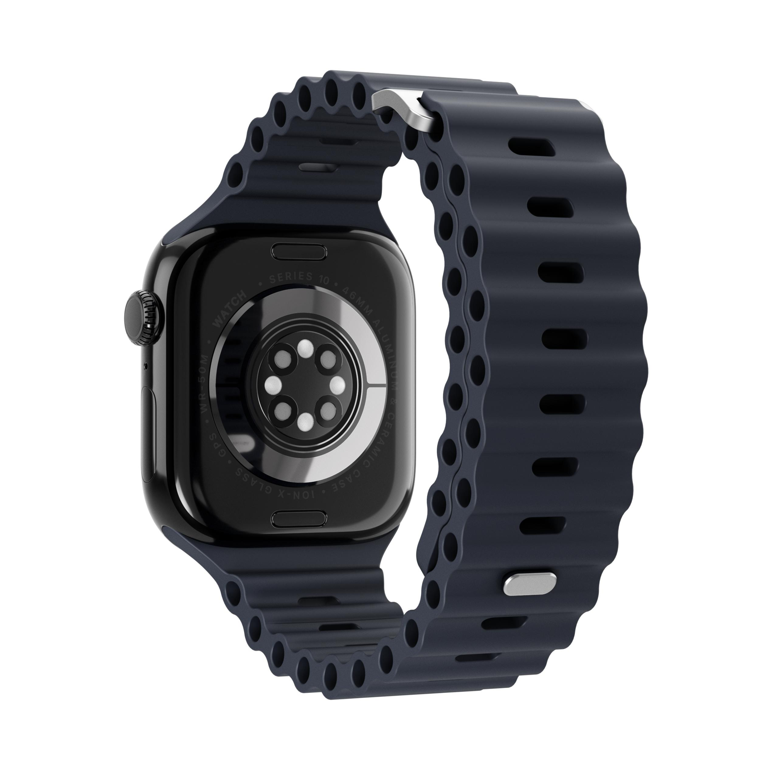 Eine dunkelblaue Smartwatch mit passendem Armband wird vor weißem Hintergrund gezeigt. Die Uhr ist angewinkelt.