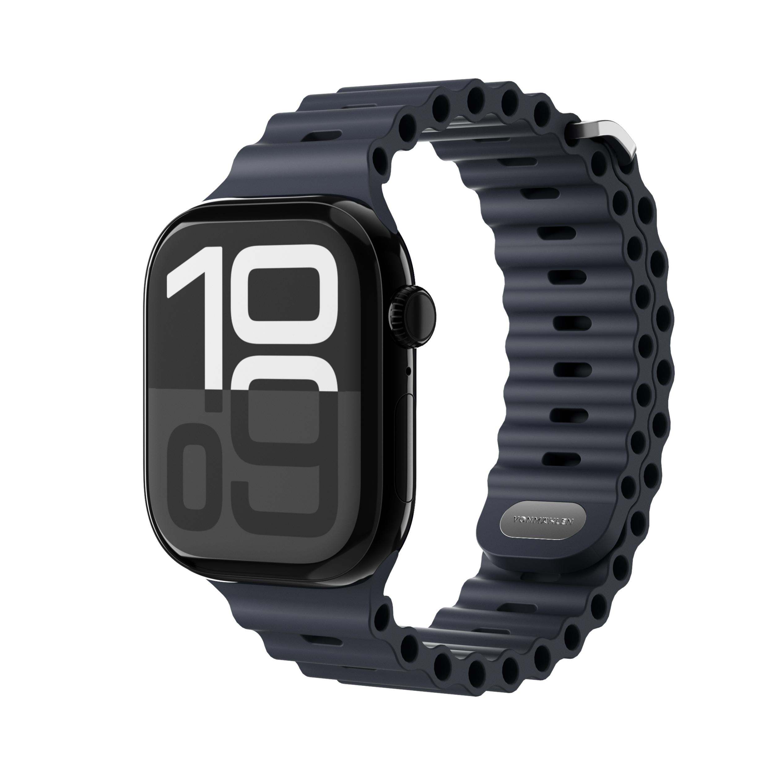 Eine schwarze Smartwatch mit dunkelblauem, wellenförmigem Armband. Das Zifferblatt zeigt die Zeit '19:09'. Der Hintergrund ist weiß.