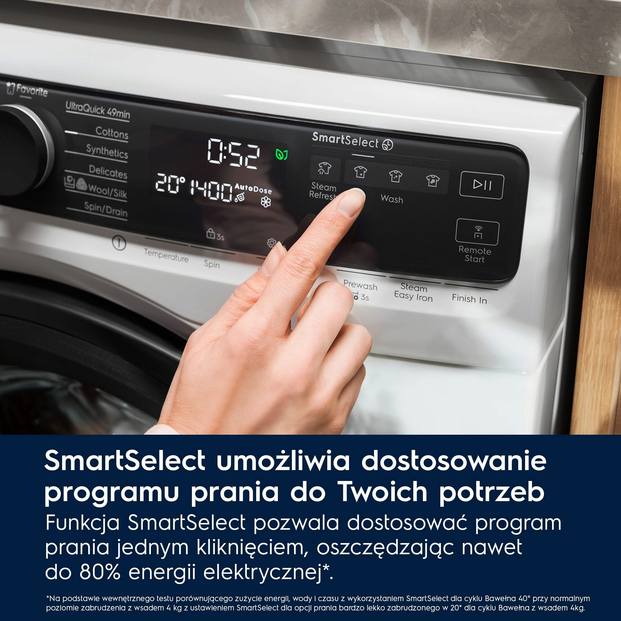Ręka dotyka ekranu pralki. Wyświetlacz pokazuje czas, temperaturę i opcje prania.