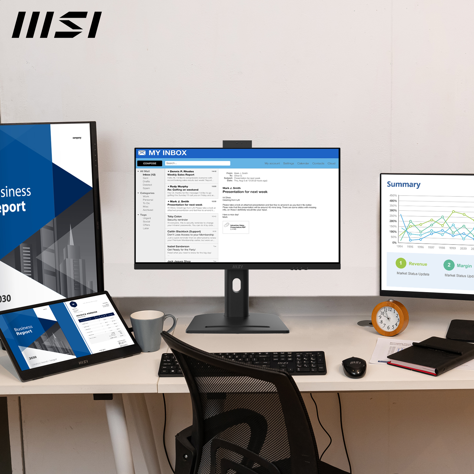 Ein Schreibtisch mit drei Monitoren, einem Tablet, einer Uhr und einer Tastatur. Ein Monitor zeigt E-Mails.