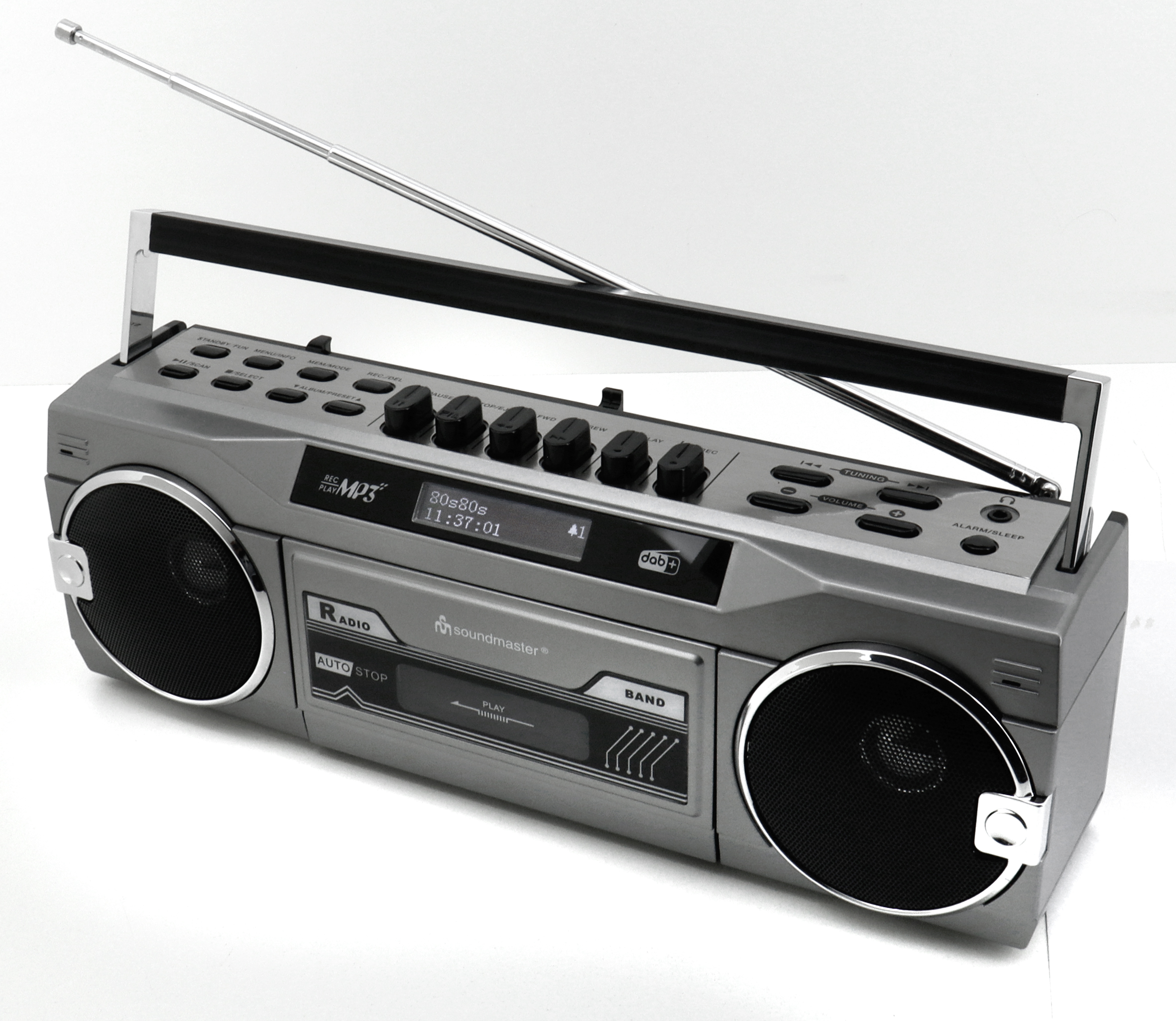 Grauer Ghettoblaster mit silbernem Griff und Antenne. Er hat Lautsprecher, Knöpfe und ein Display auf weißem Untergrund.