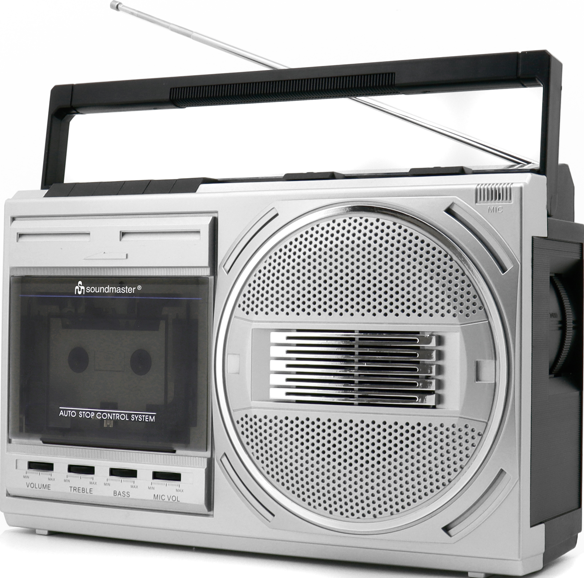 Une boombox rétro argentée avec lecteur de cassettes, antenne et commandes de volume, aigus, basses et volume du micro.