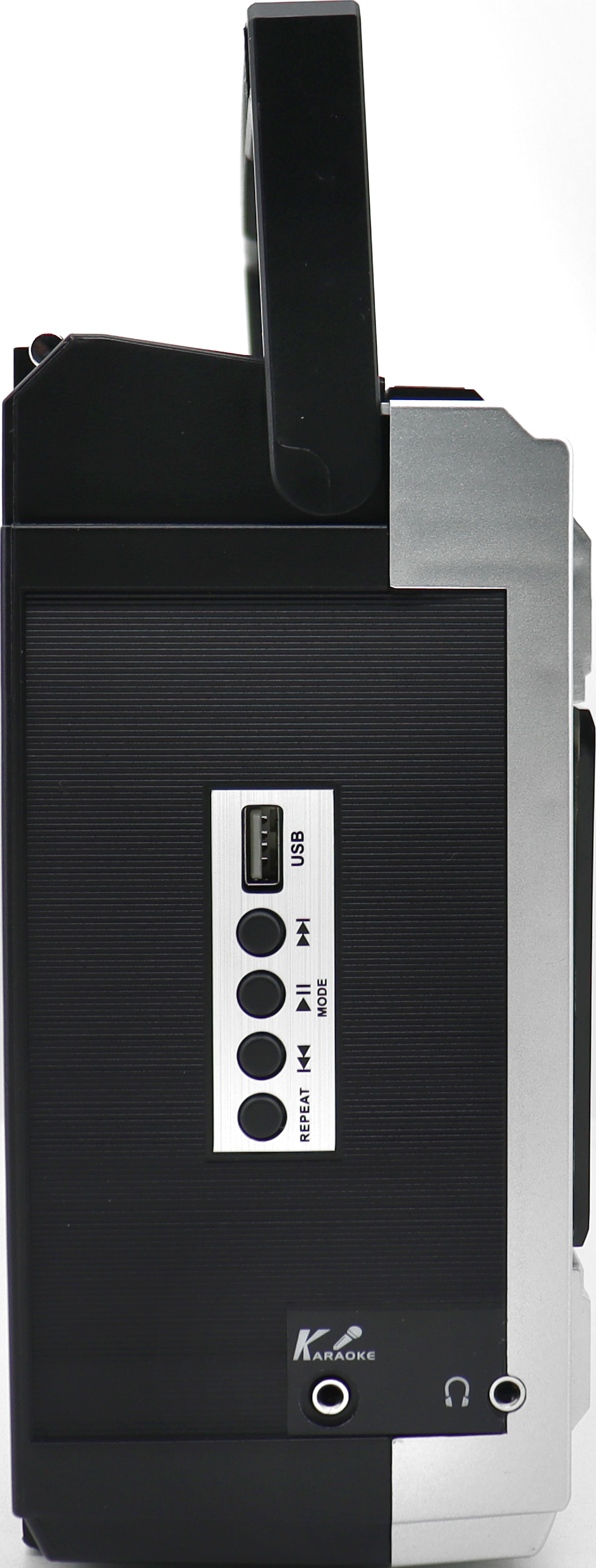 Machine de karaoké noire et argentée. Comprend un port USB, des boutons de commande et une entrée microphone. La poignée est noire.