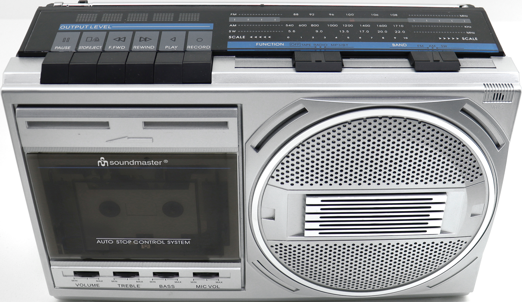Boombox Soundmaster argenté. Comprend un lecteur de cassettes, un cadran radio, des commandes de volume et de tonalité, et un grand haut-parleur.