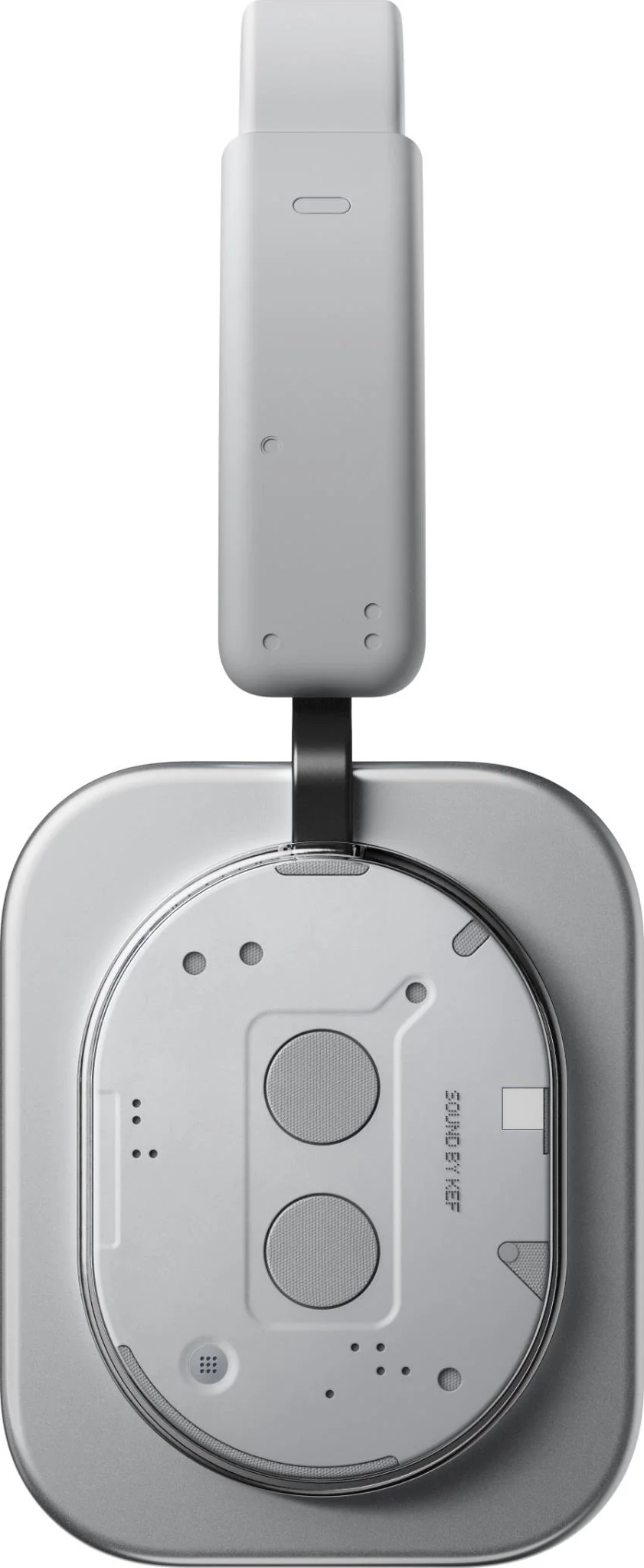 Un casque blanc et argenté. Le haut est blanc, menant à une base argentée avec un maillage de haut-parleur circulaire et une barre de connexion noire.