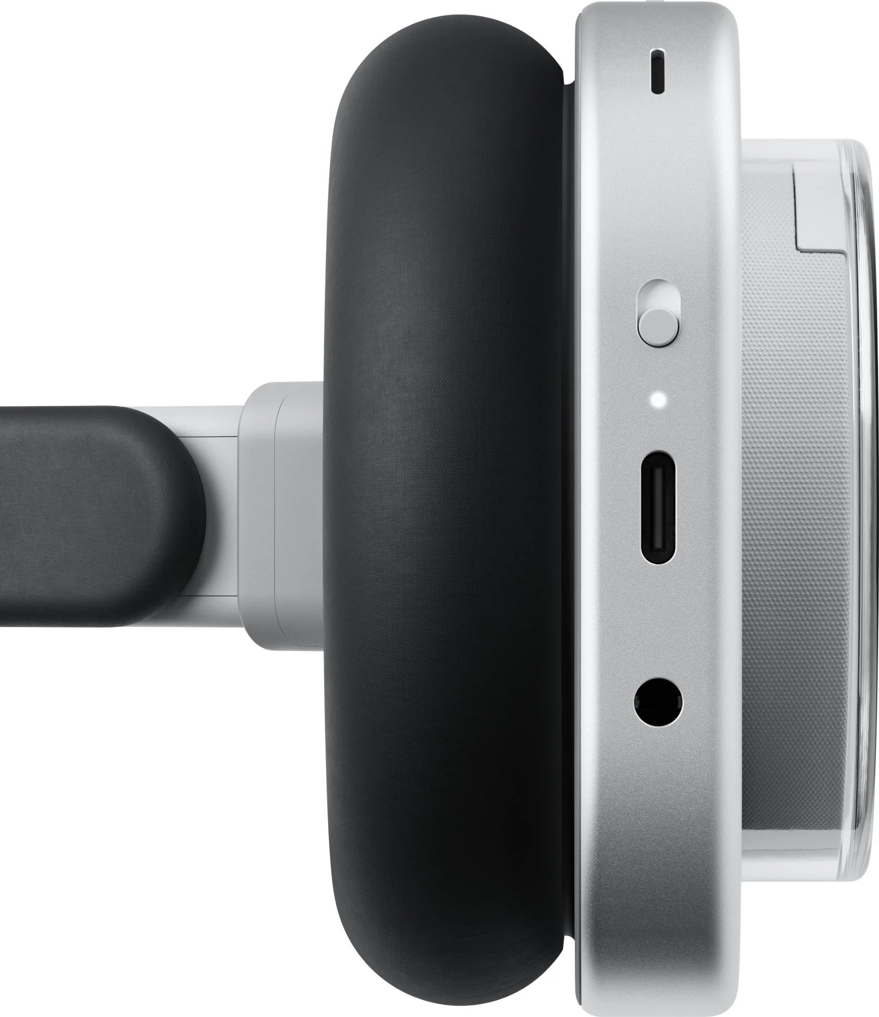 Gros plan sur un casque argenté et noir. Comprend un écouteur noir, un cadre argenté avec des boutons et une section en plastique transparent.