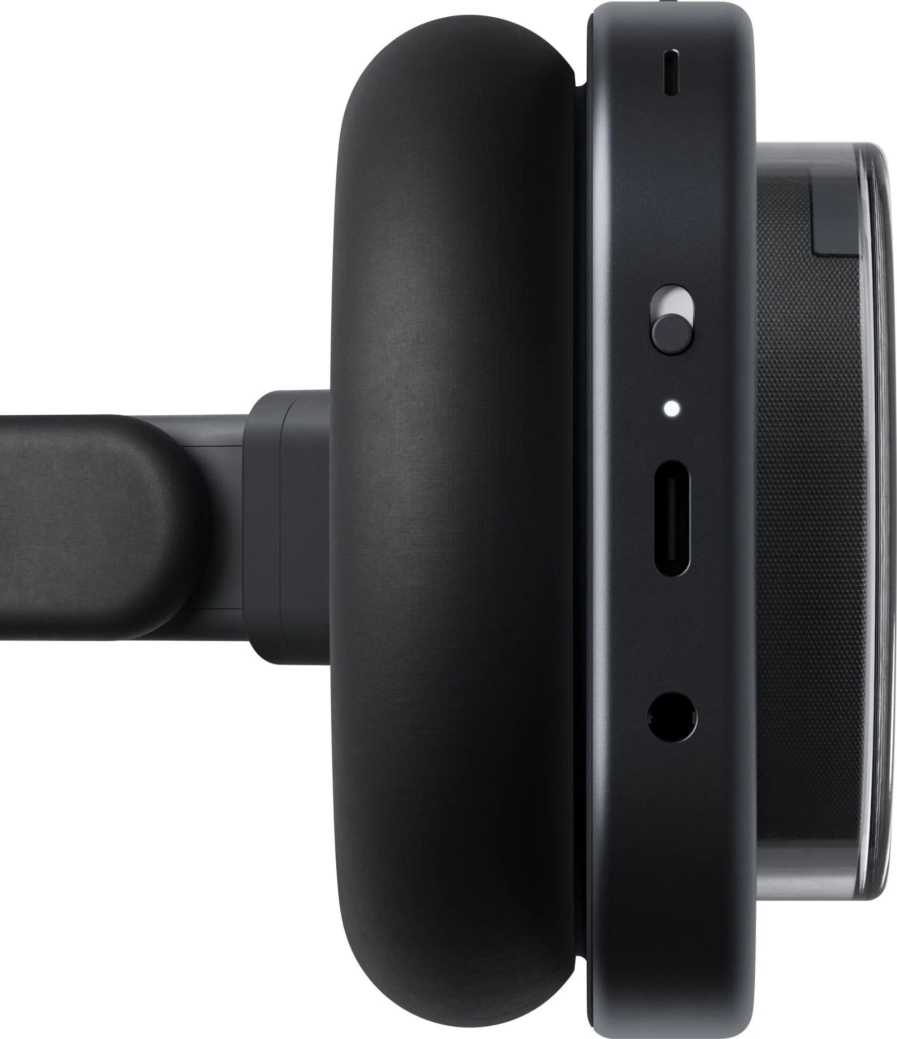 Gros plan d'un casque noir. On voit l'écouteur, des boutons et un port de charge.
