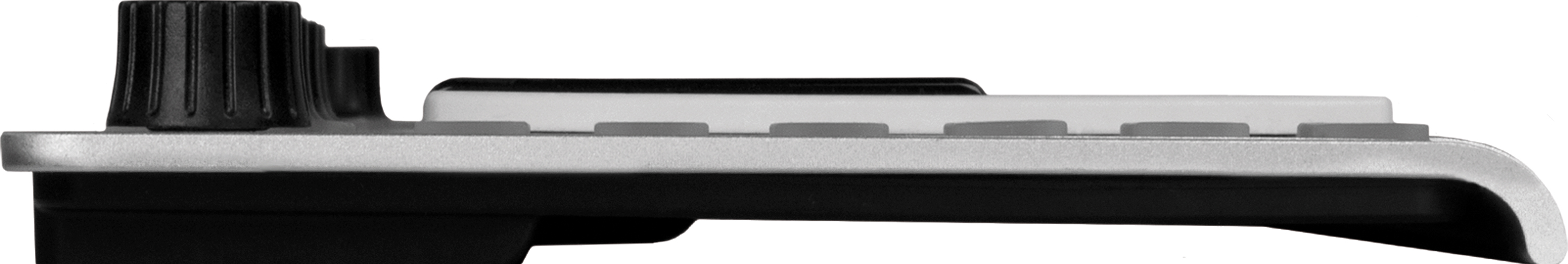 Vue latérale d'un appareil électronique noir et argenté avec un bouton et des boutons. Le fond est blanc.