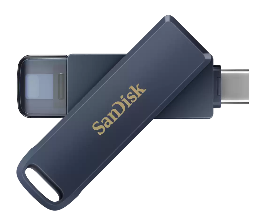 Niebieski pendrive Sandisk, pod kątem na czarnym tle. Logo Sandisk jest złote.