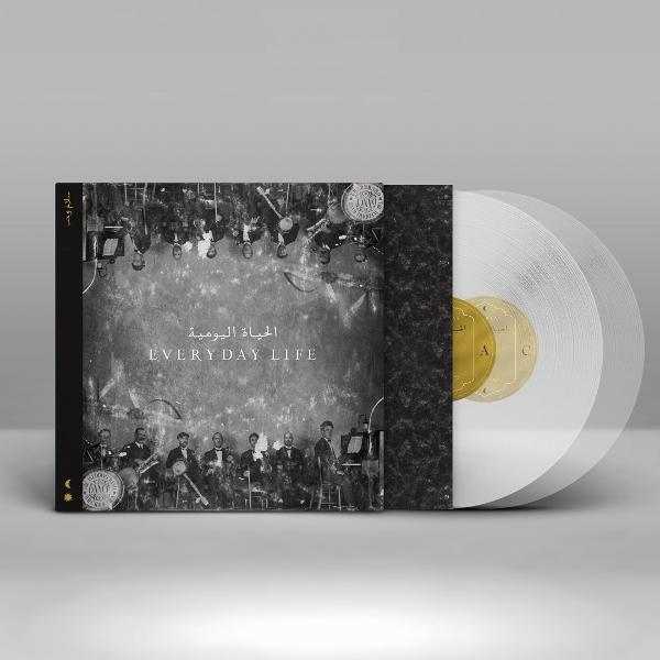 Az 'Everyday Life' album borítója. Egy zenekart, egy fejjel lefelé fordított tömeget és két bakelit lemezt mutat. Arany és angol felirat látható.