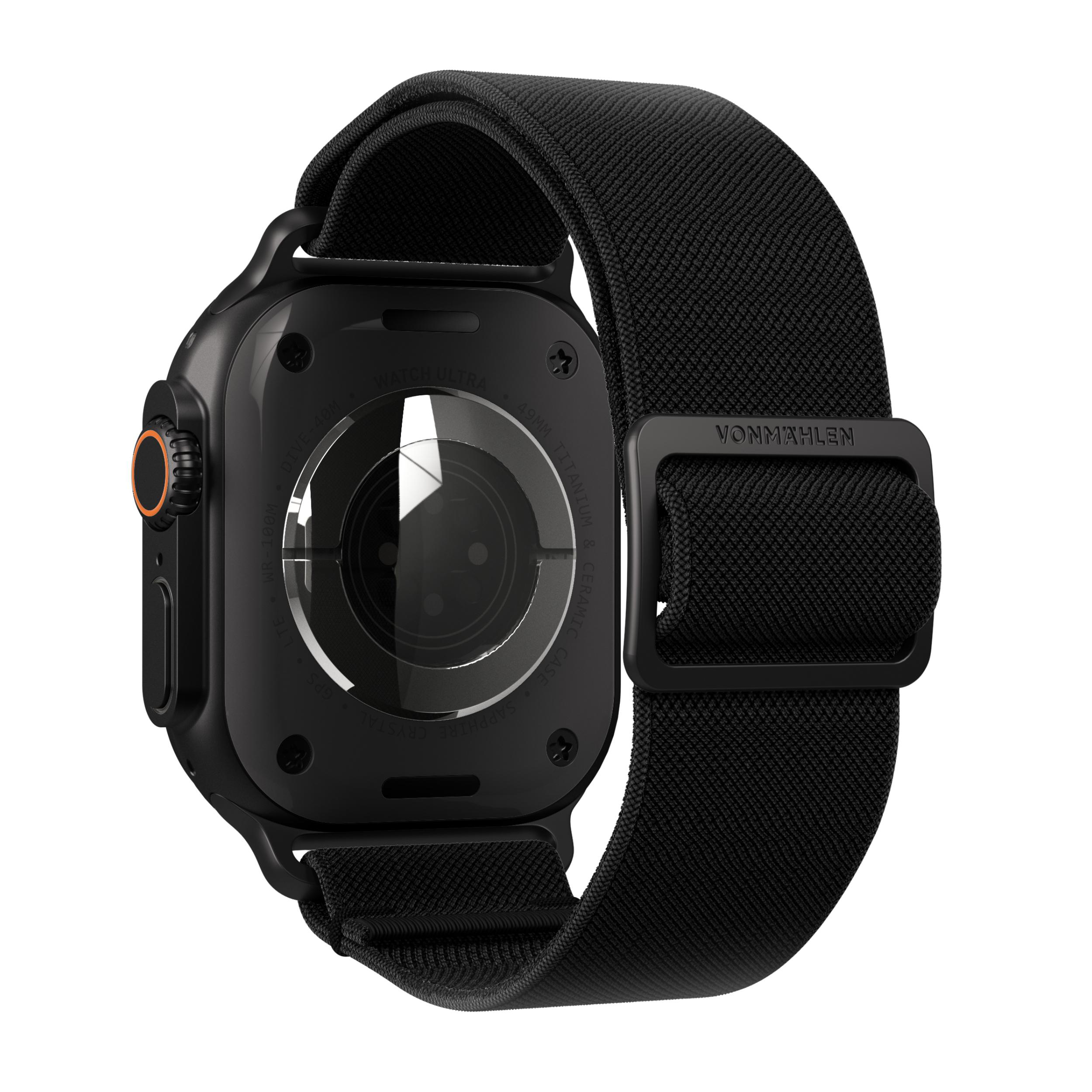 Eine schwarze Apple Watch Ultra mit schwarzem Armband. Die Uhr ist abgewinkelt, um die Rückseite zu zeigen.