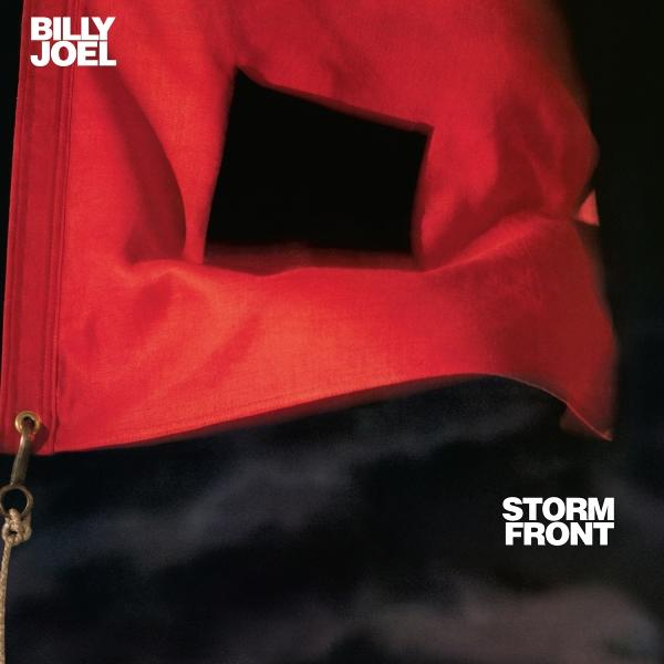 Album borító: Piros zászló fekete négyzet kivágással, 'BILLY JOEL' és 'STORM FRONT' szöveg. Sötét háttér.
