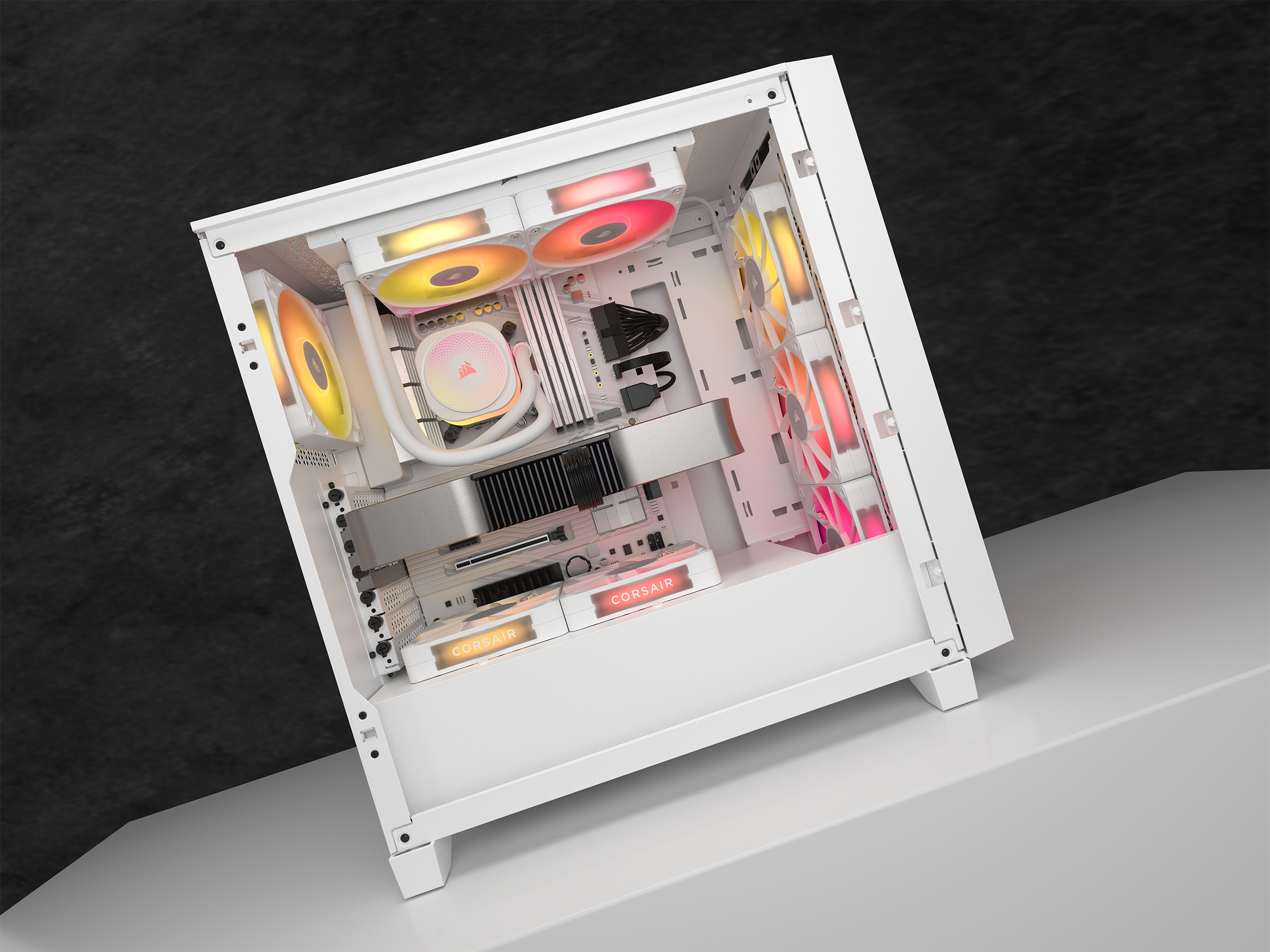 Weißer Computer-Tower mit bunten LEDs. Corsair-Komponenten sind sichtbar.