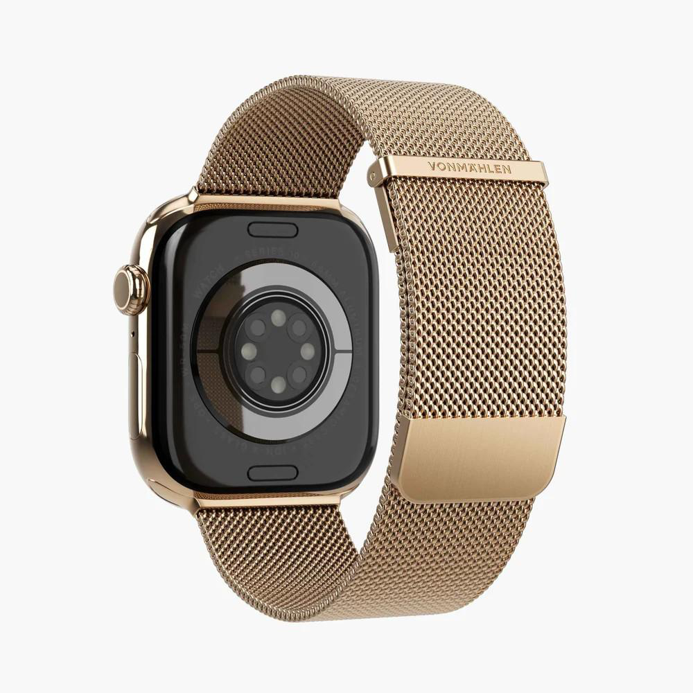 Goldene Apple Watch mit Mesh-Armband. Das Zifferblatt ist schwarz, das Armband goldfarben und der Verschluss metallisch.