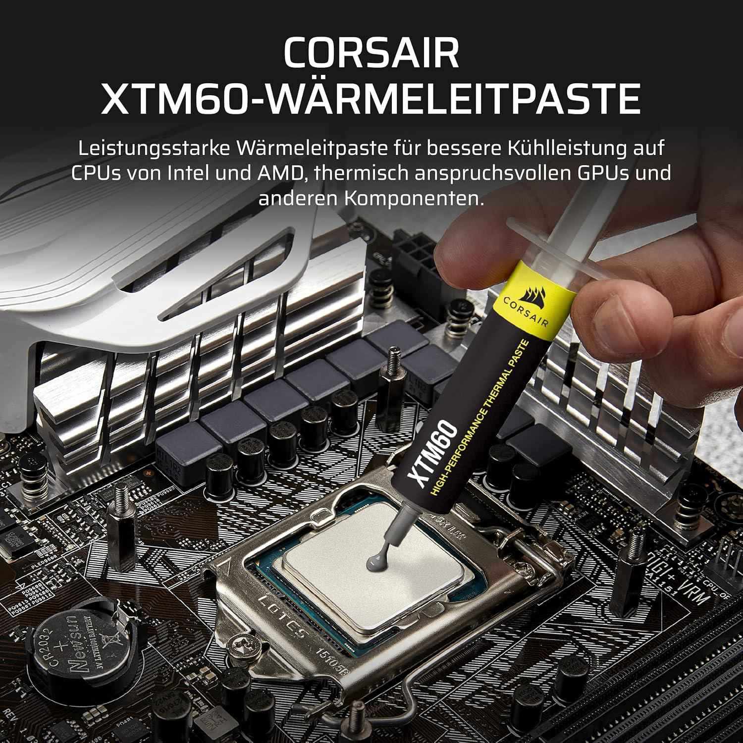 Eine Hand gibt Wärmeleitpaste auf eine CPU. Das Produkt ist Corsair XTM60, auf einem Motherboard mit silbernem Kühlkörper.