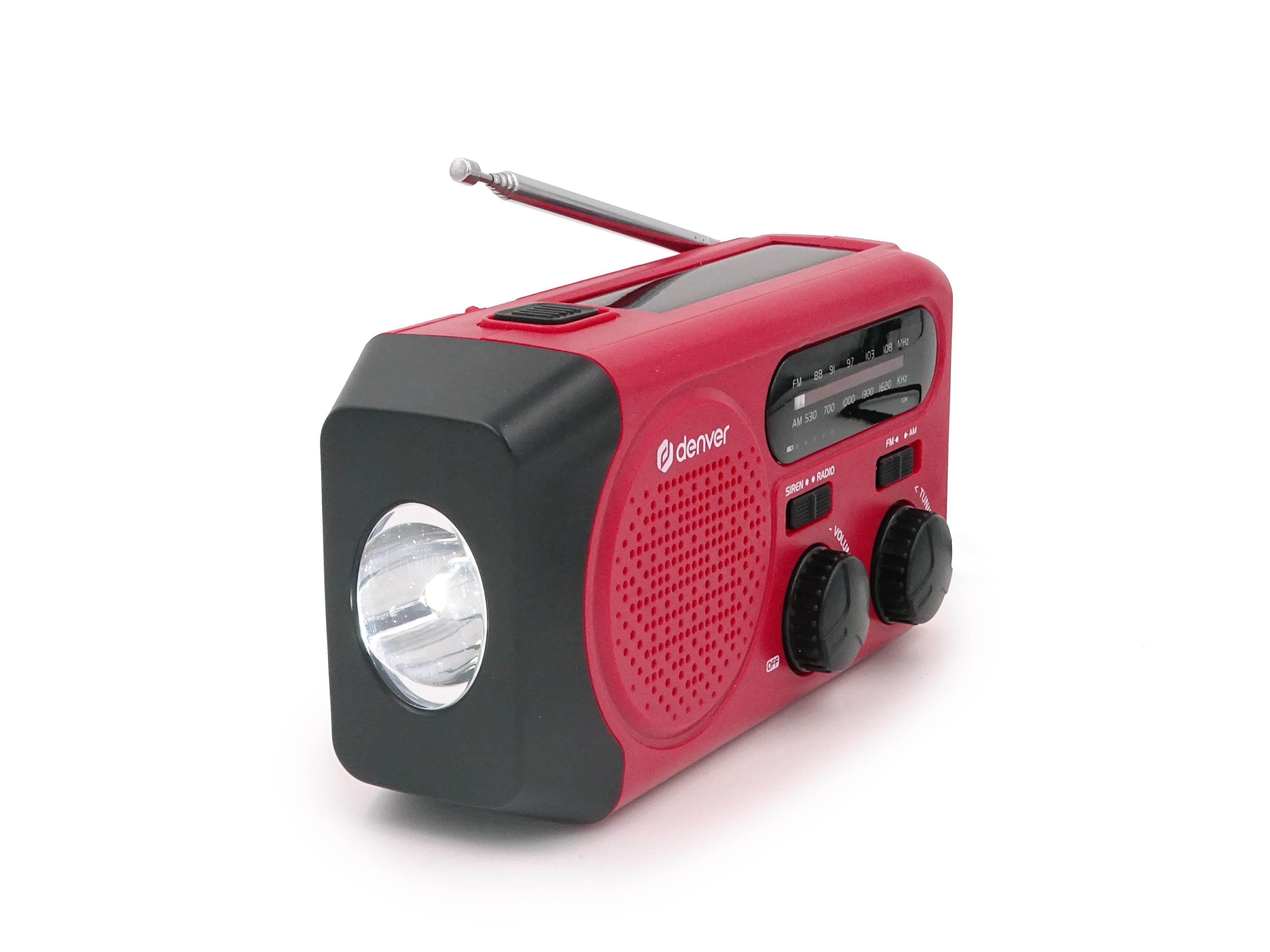 Ein rotes und schwarzes Notfallradio mit einer Taschenlampe und einer Antenne, vor weißem Hintergrund.