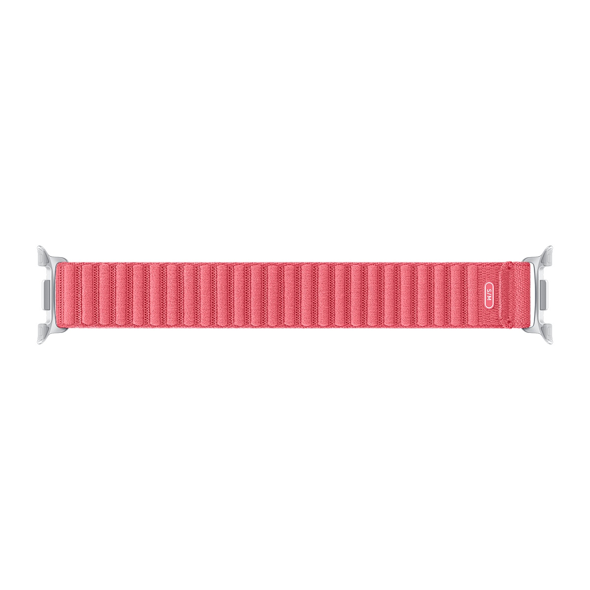 Pembe bir Apple Watch kayışı, beyaz bir arka plan üzerinde yatay olarak duruyor. Gümüş tokalara ve dokulu, nervürlü bir tasarıma sahip.