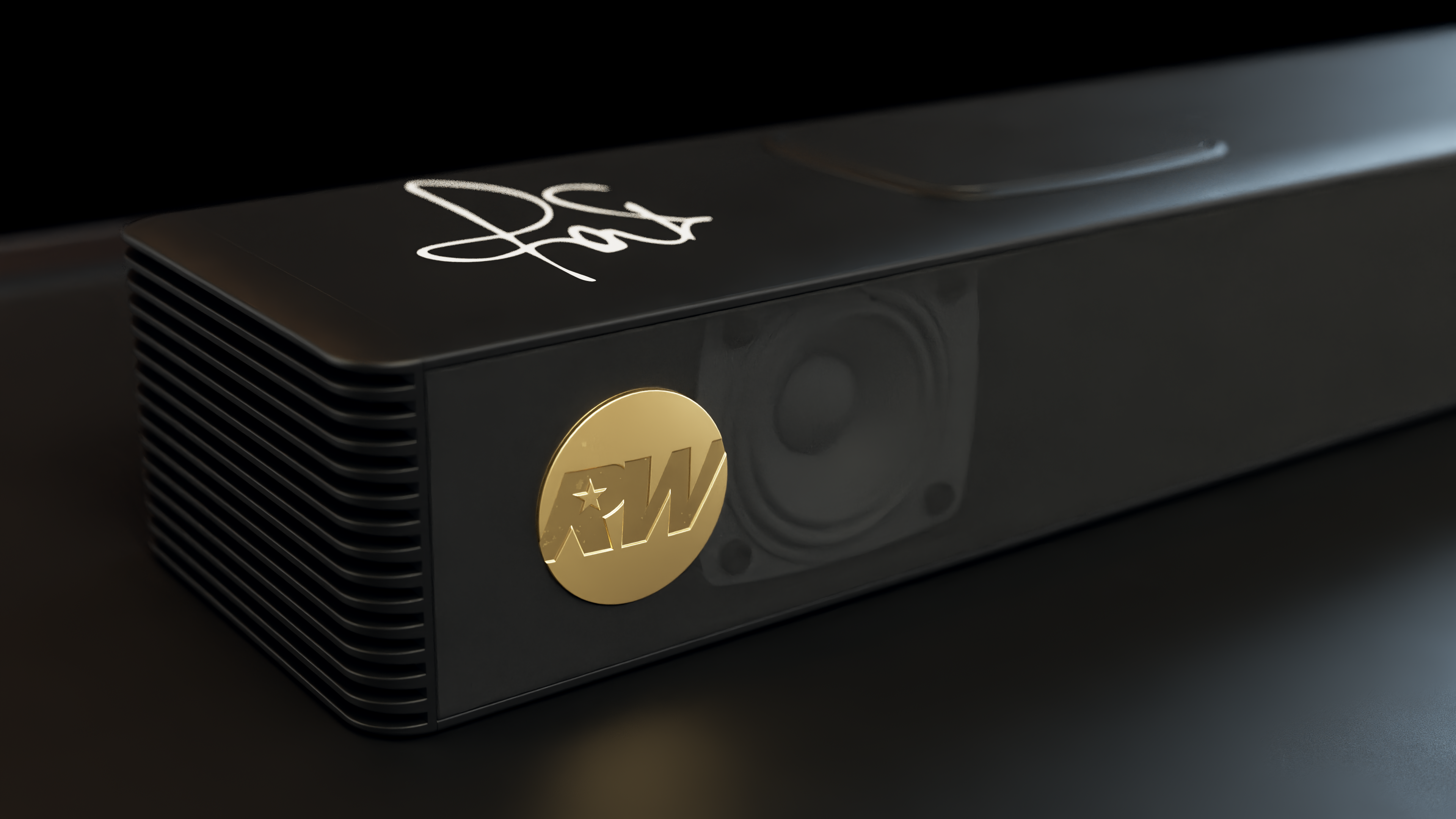 Czarny soundbar z białym podpisem, złotym logo RW i głośnikiem. Czarne tło.