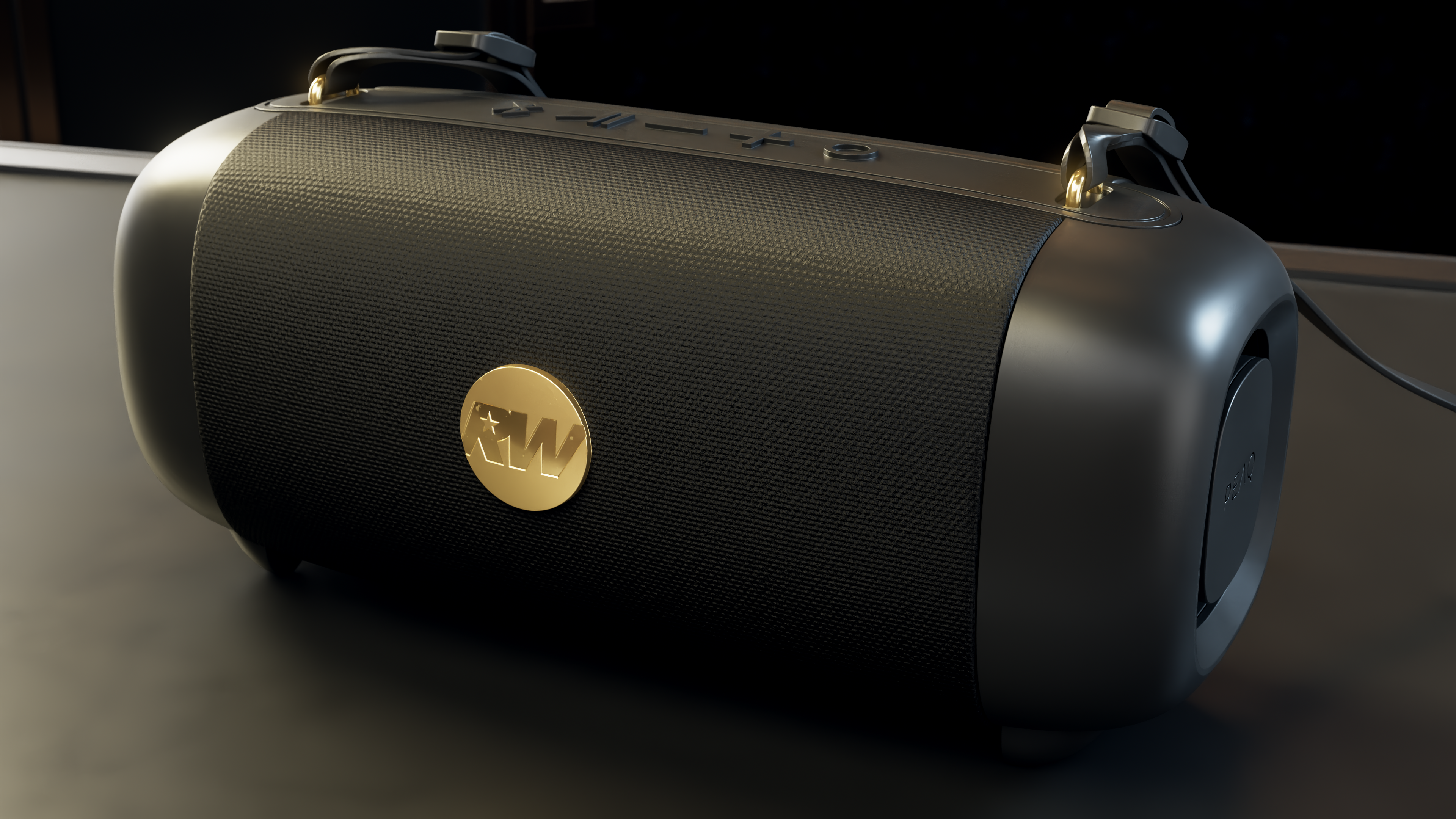 Czarny głośnik ze złotymi akcentami. Złote logo RW z przodu. Przyciski na górze. Ciemne tło z podświetleniami.