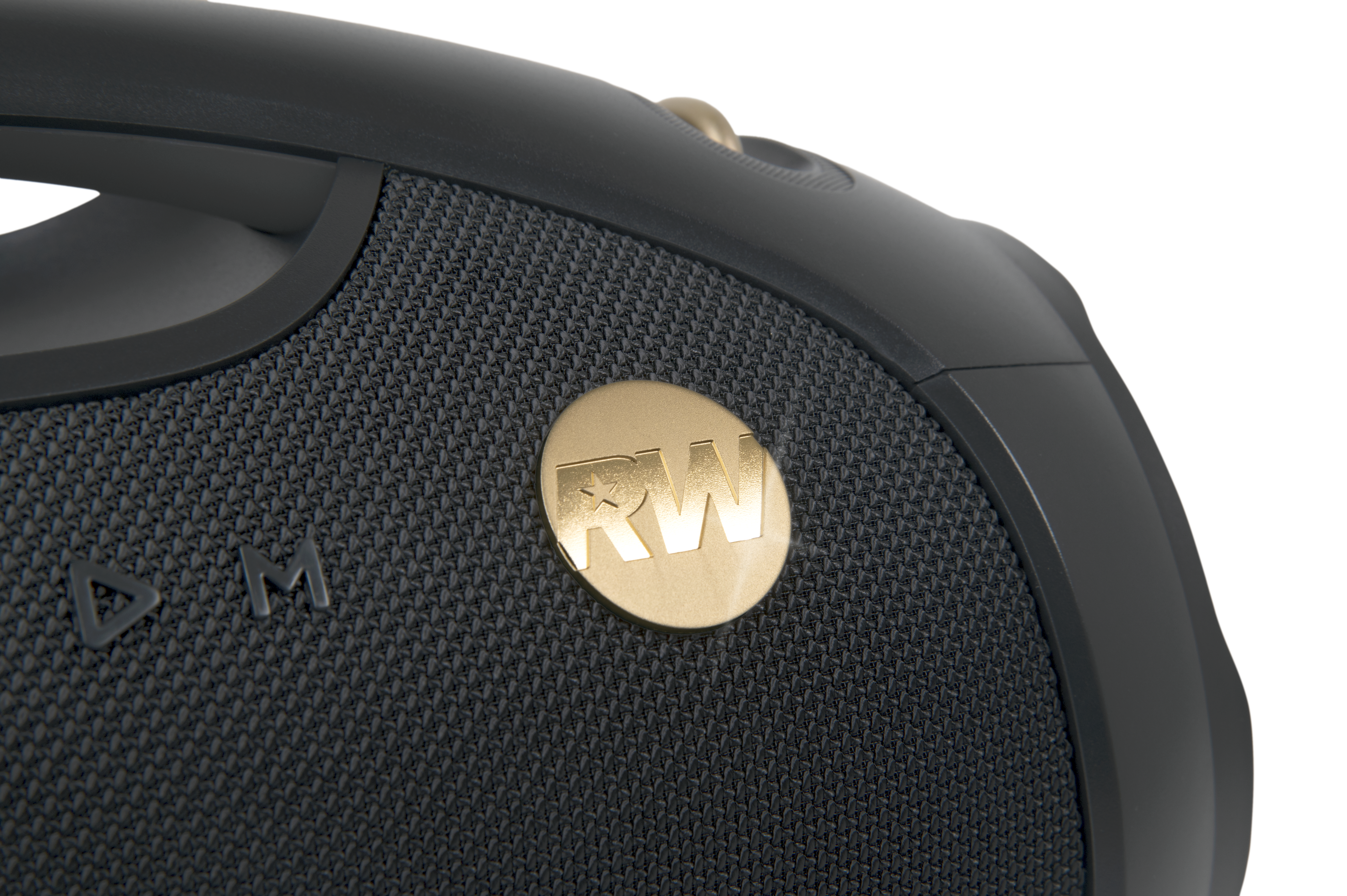 Czarny głośnik ze złotym logo. Głośnik ma uchwyt i teksturowany przód. Logo to okrąg z RW.