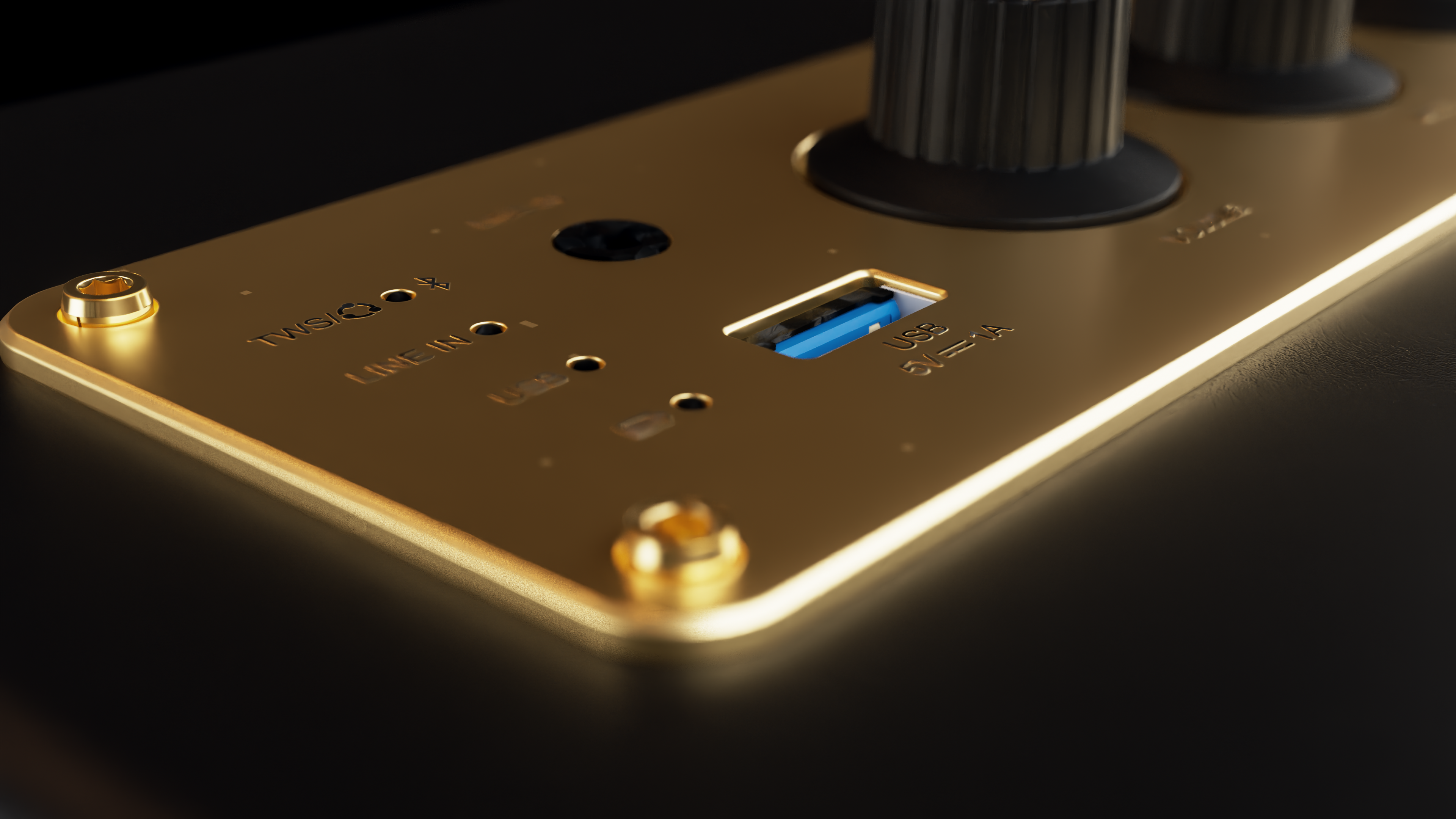 Zbliżenie złotego panelu sterowania z czarnymi pokrętłami. Posiada port USB, etykiety takie jak "LINE IN" i "TWS". Czarne tło.