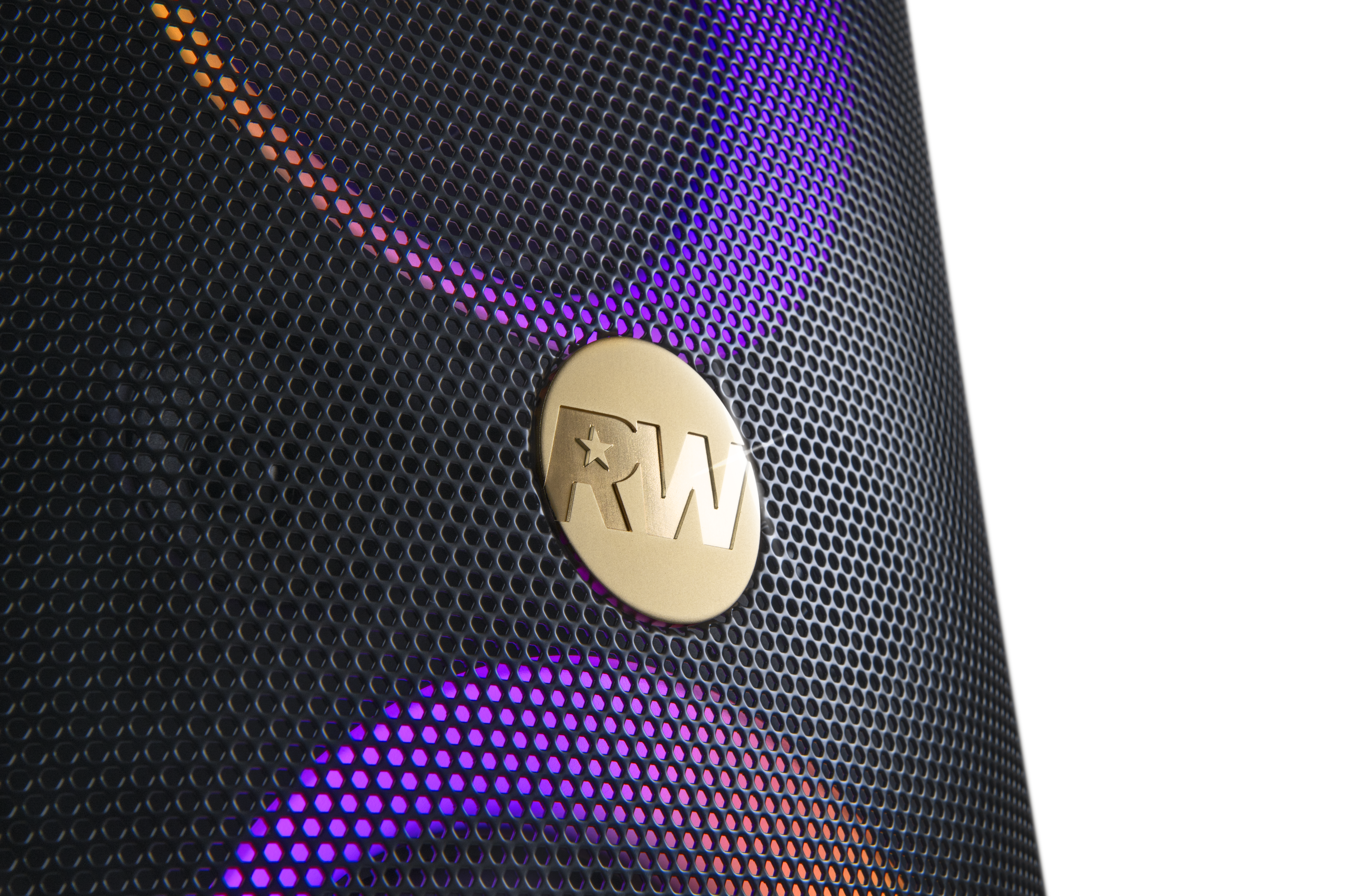 Nahaufnahme eines schwarzen Lautsprechers mit goldenem RW-Logo. Lila und orangefarbene Lichter scheinen durch das Gitter. Weißer Hintergrund.