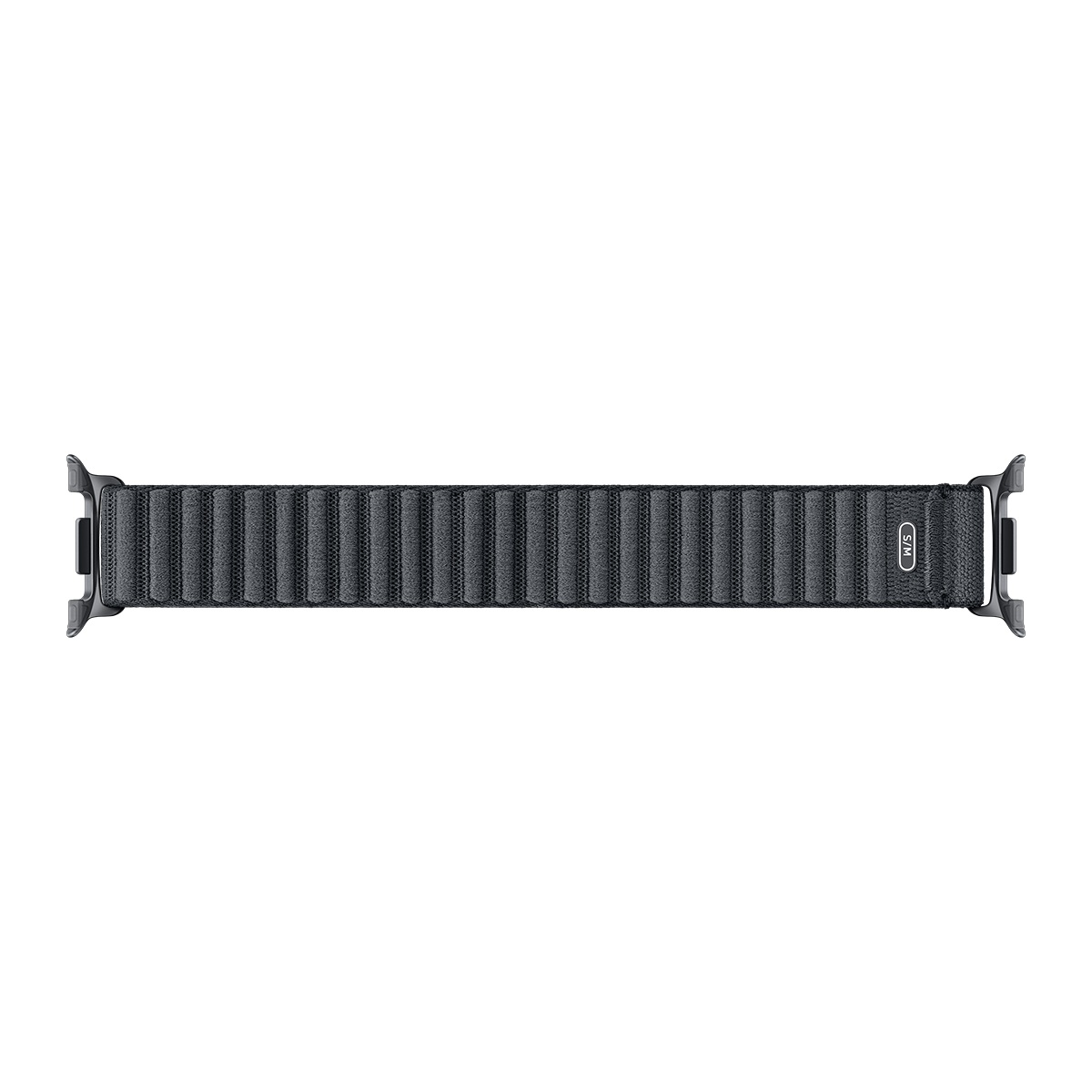Koyu gri bir Apple Watch kayışı beyaz bir arka plan üzerinde yatay olarak duruyor. Manyetik bir tokaya sahip ve S/M olarak etiketlenmiş.