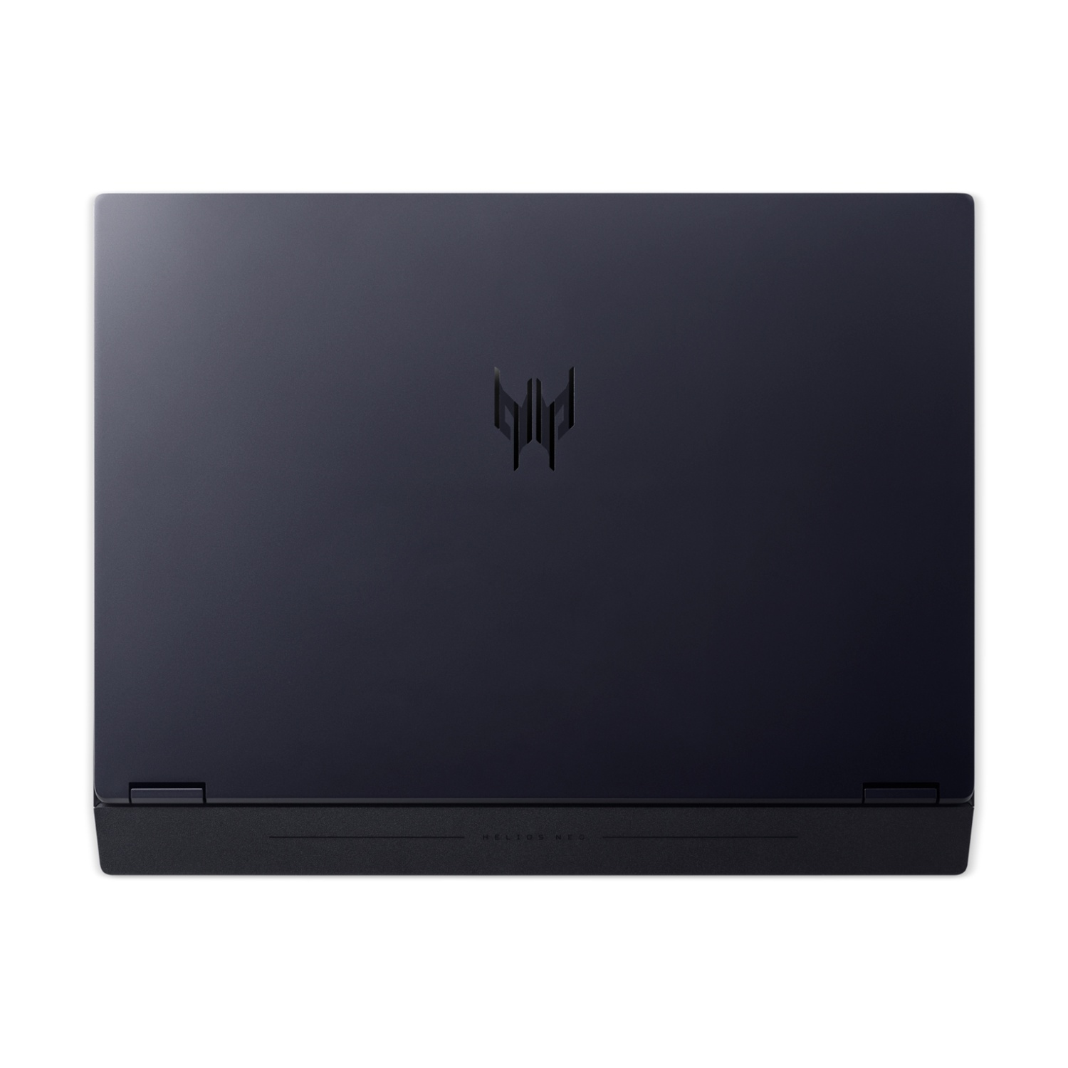 Un laptop scuro è mostrato dall'alto contro uno sfondo bianco. Il coperchio ha un logo e il fondo la scritta HELIOS NEO.