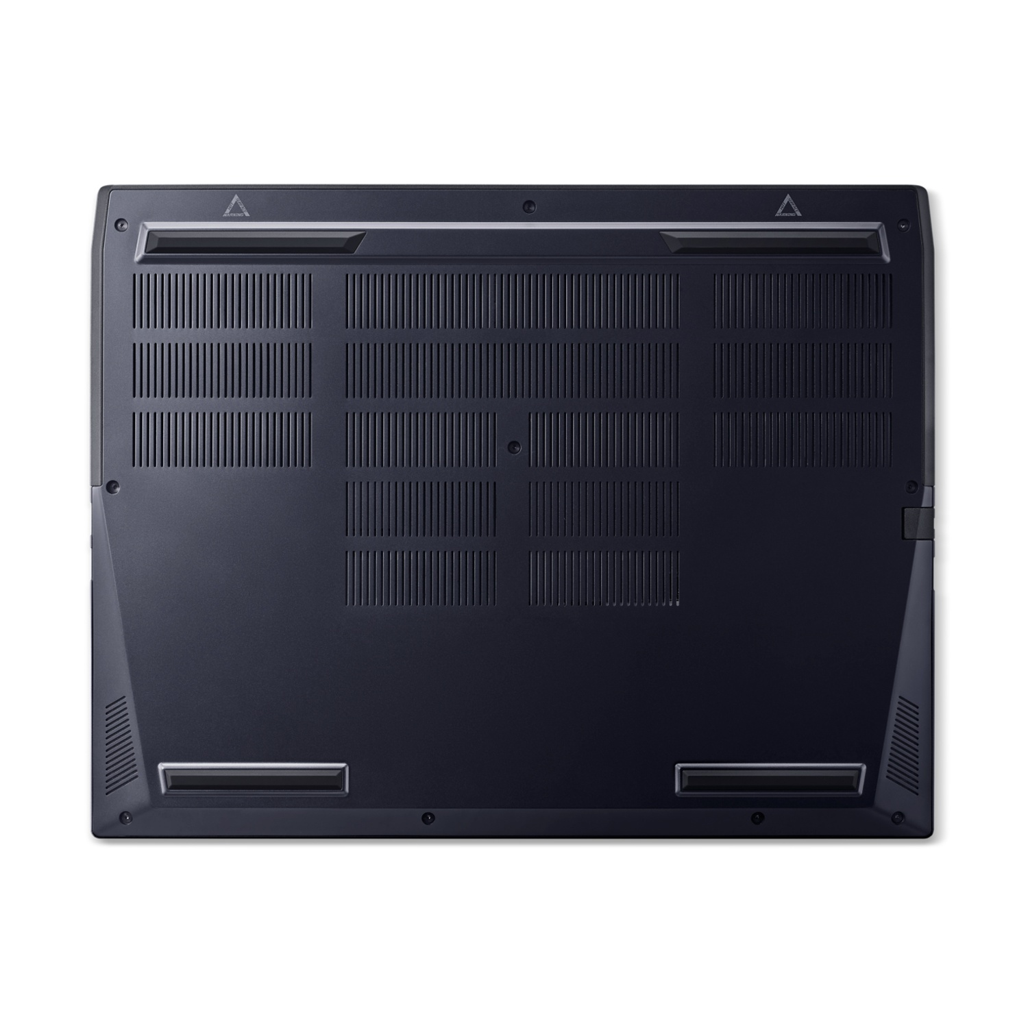 Parte inferiore di un laptop blu scuro. Con griglie di ventilazione, viti ed etichette di avvertimento nella parte superiore.