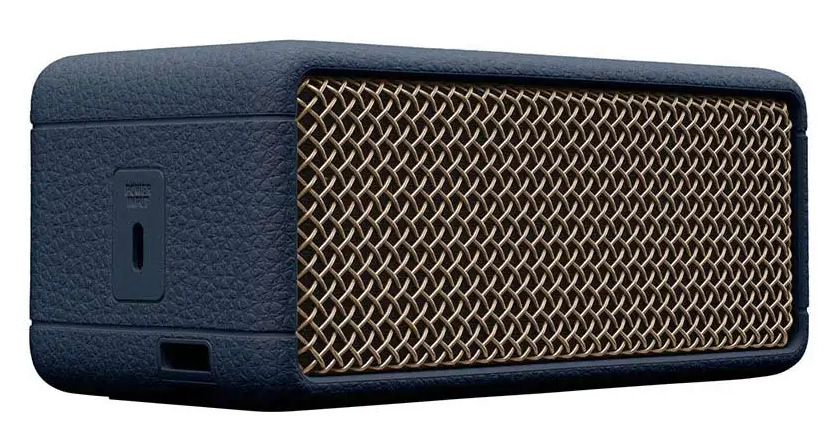 Prostokątny niebieski głośnik ze złotą siatką z przodu. Ma teksturowaną powierzchnię i różne porty wejścia/wyjścia.