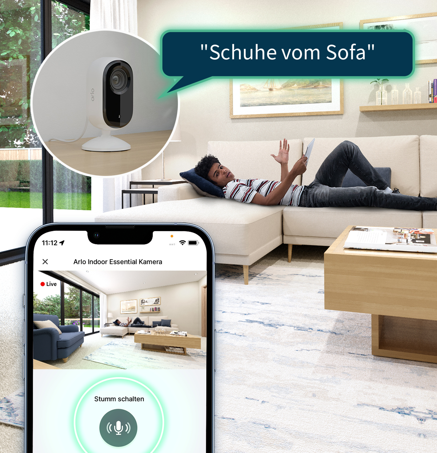 Eine Person liegt auf einer Couch und hält ein Tablet. Ein Telefon zeigt eine Kameraansicht desselben Raumes. Eine Überwachungskamera ist ebenfalls sichtbar.