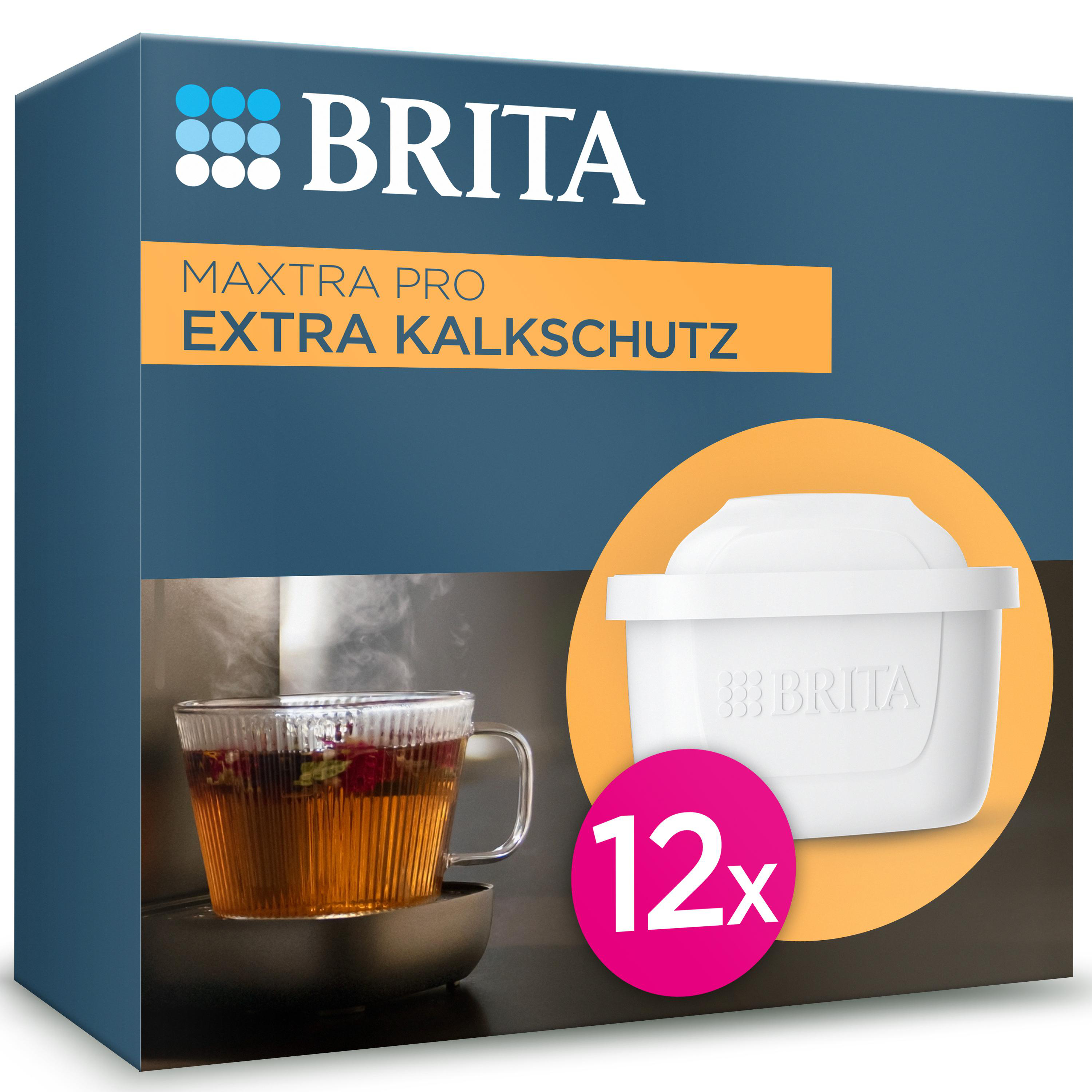 Karton mit Brita-Filter. Eine Tasse Tee dampft. Ein weißer Filter und ein pinker Kreis mit der Zahl 12 sind abgebildet.