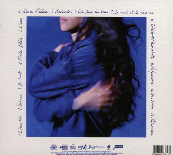 Albumcover zeigt Person in Blau, Text in Weiß, Songtitel und Logos.