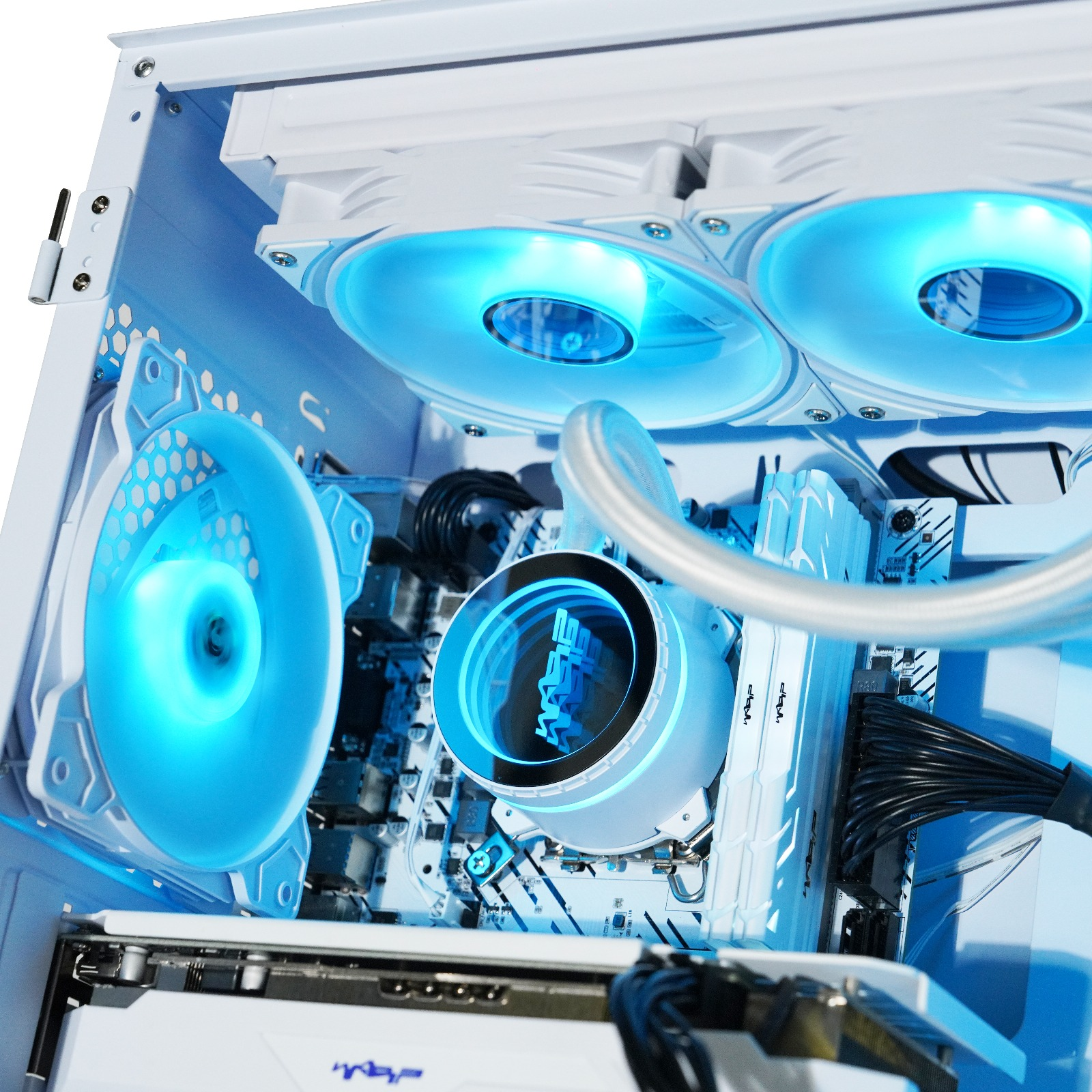 Mavi LED fanlar ve sıvı soğutucu ile beyaz PC kasası içi. RAM çubukları ve kablolama da görülebilir.